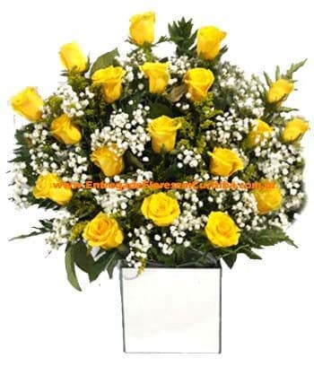 Arranjo com 18 rosas amarelas