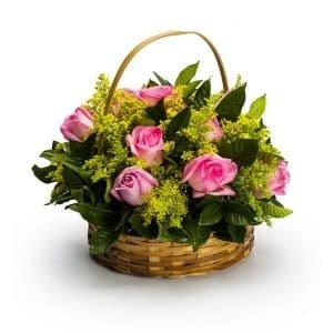 Cesta com 12 rosas tons rosados
