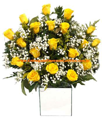 Arranjo com 18 rosas amarelas